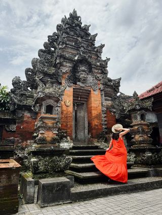 Your Camera Will Fall in Love with Ubud❤️

Bali’s Ubud is basically the dream for creative souls and anyone chasing that lush, spiritual vibe. Spent a day here discovering top photo spots - think ornate palaces, jungle paths, and ancient caves!

Must-See Places in Ubud:  
📸 Ubud Palace (Jl. Raya Ubud No.8), free of charge. Start your day here! The intricate Balinese gates and mythological carvings are stunning. It’s compact, so arrive early for people-free shots.

🌿 Campuhan Ridge Walk (Kelusa, Payangan) - Open all day, free of charge. This peaceful trail is just steps from town but feels like wild jungle. Mornings mean magical light and almost zero crowds for epic rainforest pics.

😈 Goa Gajah (Bedulu, Blahbatuh), 150k IDR/pp. The demon-faced cave entrance is wild, but don’t forget to explore the jungle path behind for a hidden river. Sarongs are required (you get them at the entrance) - so if you’re after Insta-ready shots, plan how you style that look!

🍽️ Lazy Cats Cafe (Jl. Raya Ubud No.11) - Cozy up after exploring, with artsy interiors and good coffee.  
🍽️ Tropical Restaurant - Ubud (Monkey Forest Street) - If you want that chilled-out Bali lunch vibe.

💡Pro photo tip: Wear bright clothes and fun accessories - they *pop* against all this green. For solo shots, just wait till the path clears (patience pays off big time here).

🚕 Getting Around: Walk from spot to spot in central Ubud or better grab a local scooter/hired driver for the temples.  
🌤️Weather: Mostly sunny but humid, so light outfits + sunblock are a must!  
💰Money: Most places are free or charge a small fee; keep small bills handy.

#falladventures #BaliVibes #UbudWander #PhotoSpots #TravelTips #tripdotcom