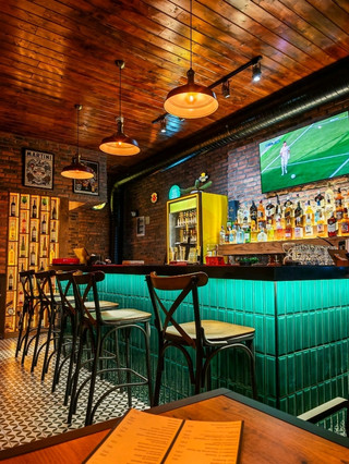 Breeze Bistro Pub — уютный гастропаб рядом с пляжем Клеопатры