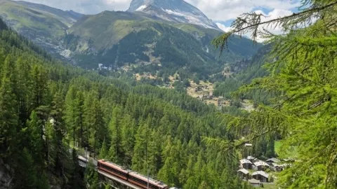 สุดยอดทริคนั่งรถไฟสวิส: เมินรถด่วนแสนแพงไปได้เลย! 。 — traveler post in Visp