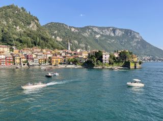 바렌나(Varenna)는 이탈리아 롬바르디아주 코모호수 동쪽 연안에 위치하며, 밀라노에서 약 70km 거리, 인구 약 800명 규모의 코모호수 지역입니다.