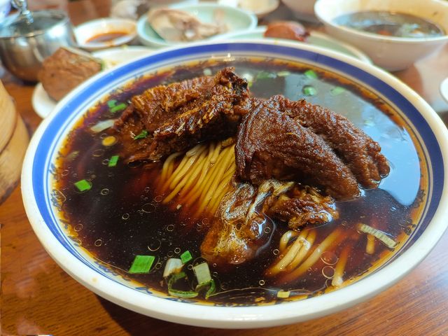 逛公園，爬城牆，吃美食，漫步南京路