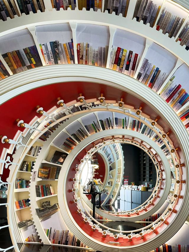 在深圳建議去一趟這間《時空書店》｜鐘書閣