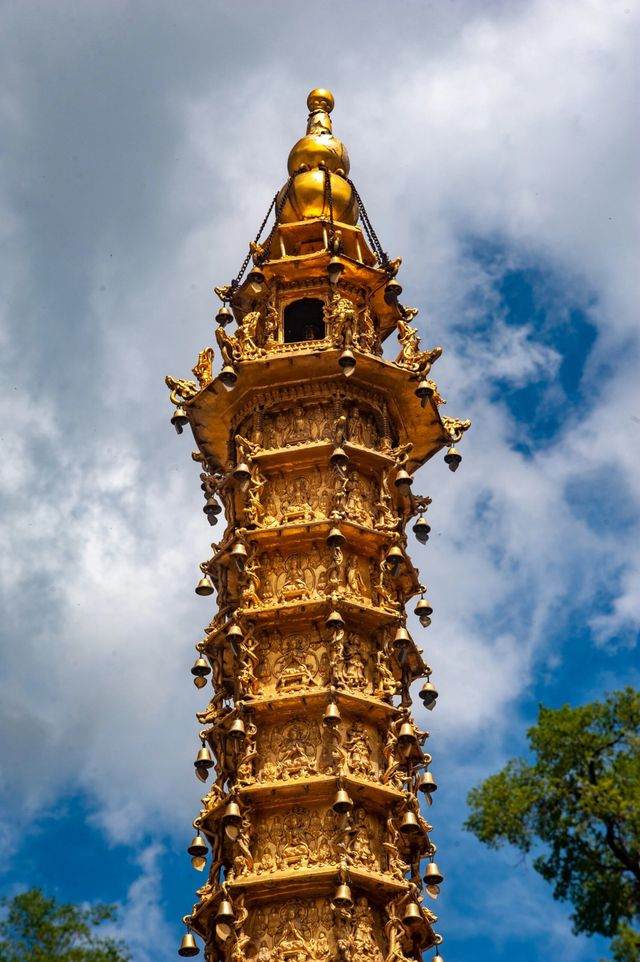 五台顯通寺銅塔，一座鑄造於明代萬曆年間的古老建築