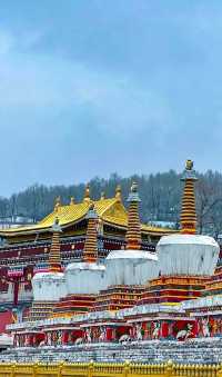 藏語稱“衮本賢巴林”，意為“十萬獅子吼佛像的彌勒寺”