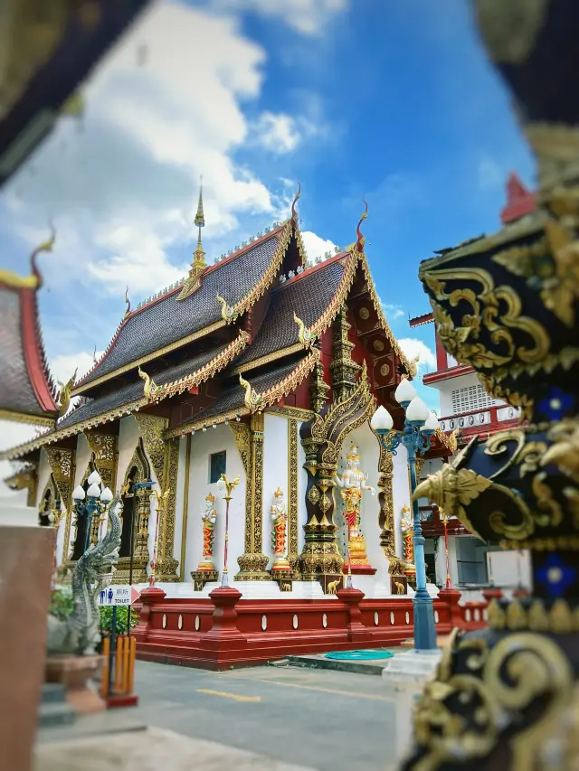 Chiang Mai | At a street corner, you may not always find love, but you're certain to find a temple