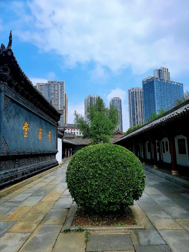 Guiyuan Zen Temple is a place of Buddha and fortune