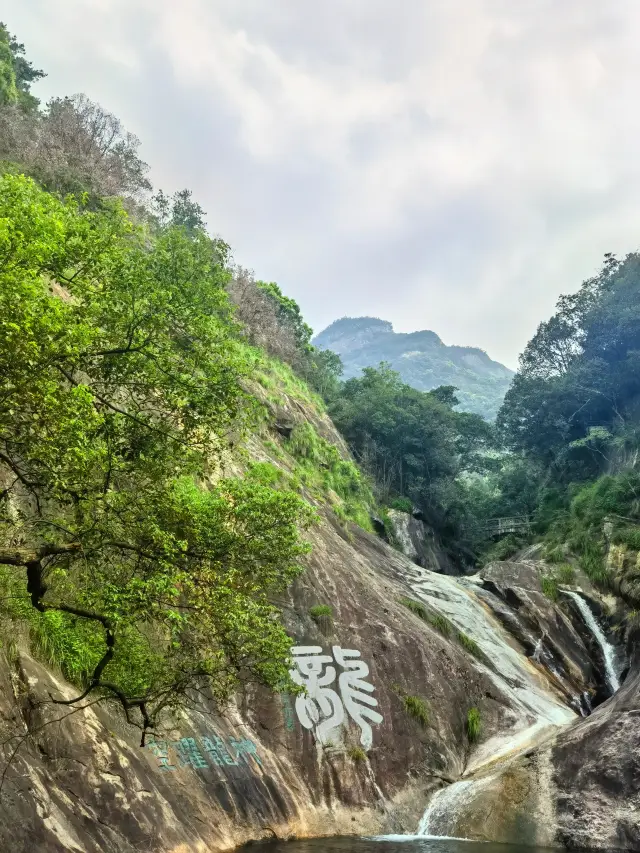 Follow Li Bai and walk the path of Lushan's beautiful peaks that he once traversed