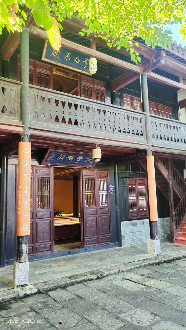 位於建水古城內的雲南提督學政考棚是一個保存完整的院試科舉考試的考場，是完善的中國科舉制度實物樣本