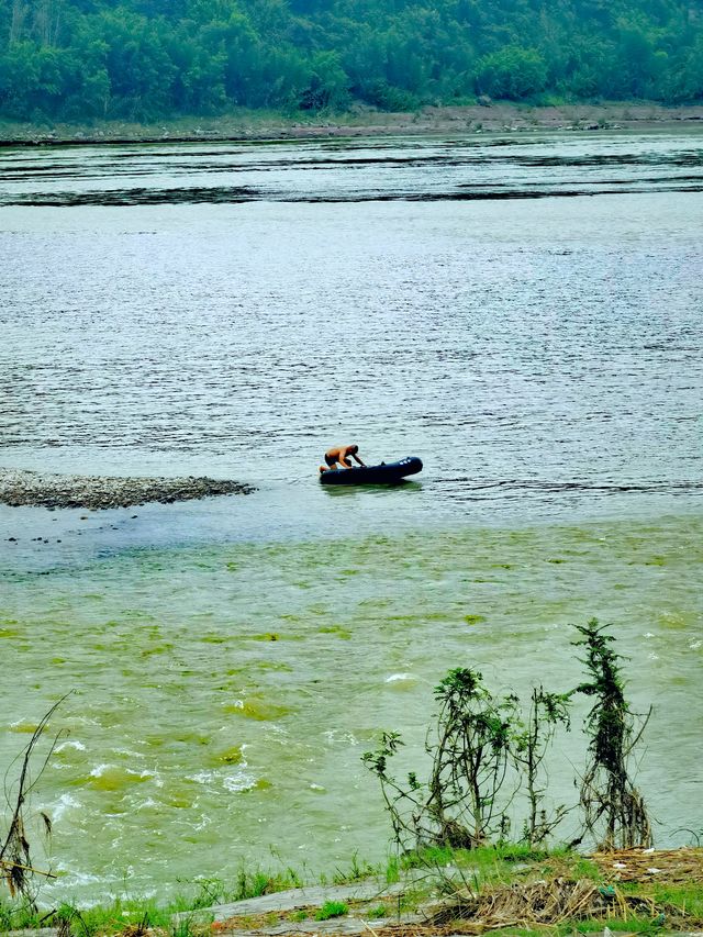 小城仲可以咁玩喺犍為岷江邊骑单車，心馳神往平野闊，極目大江流。