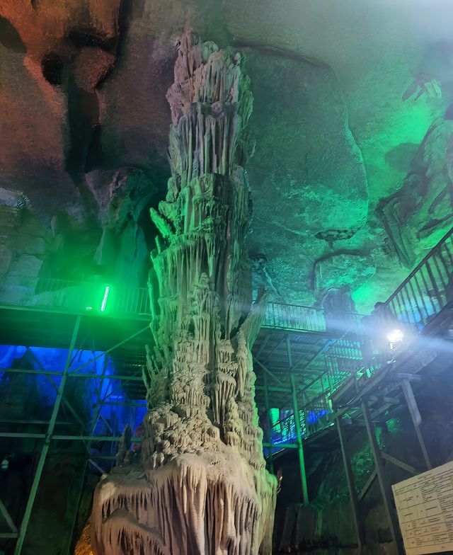 幽藍秘境，時光深處的秘密：泰安地下龍宮，探尋地球脈絡的奇妙。