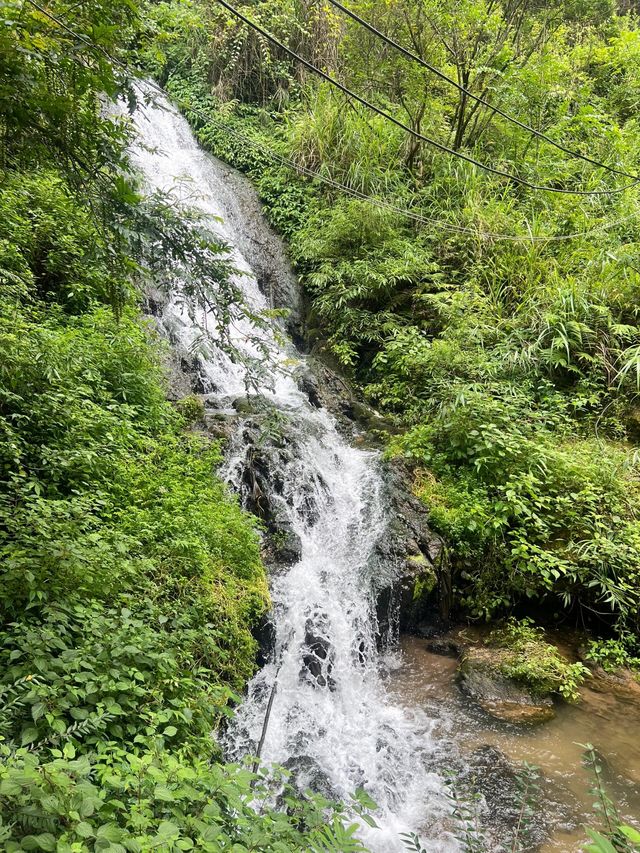 貴州貴陽香火岩｜飛流直下的香火岩瀑布。