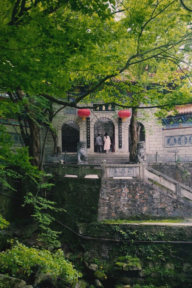 徒步水簾洞。