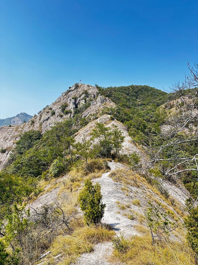 徒手攀爬峭壁，驚險刺激的飛龍山徒步。