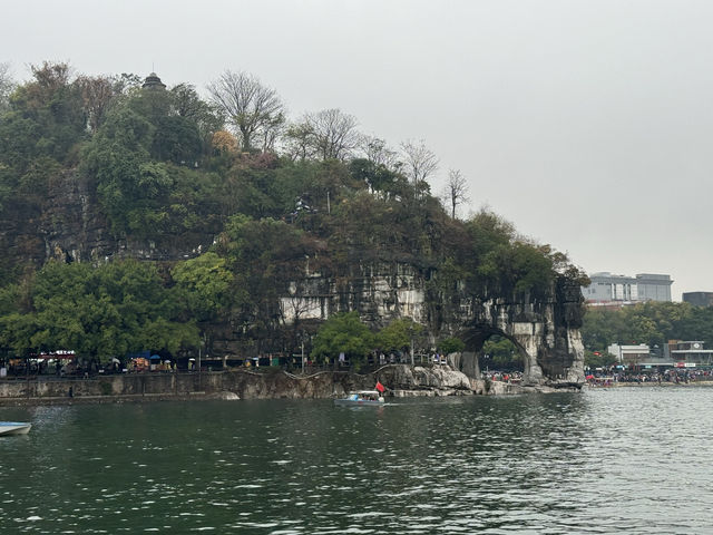 暴雨中的桂林象鼻山 兩江四湖