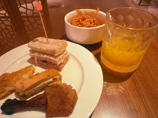 廣州中心皇冠假日酒店：小蠻腰下流動的盛宴
