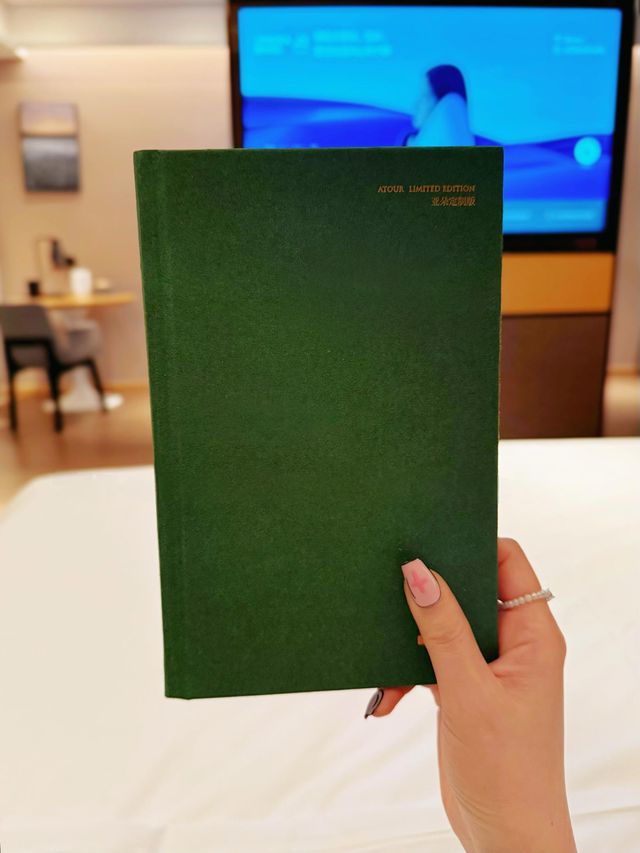 亞朵客房「心機書單」隱藏著詩意密碼