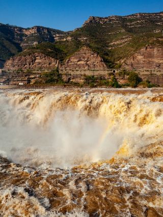 Hukou Waterfall Transforms into the "Yellow River Faucet"