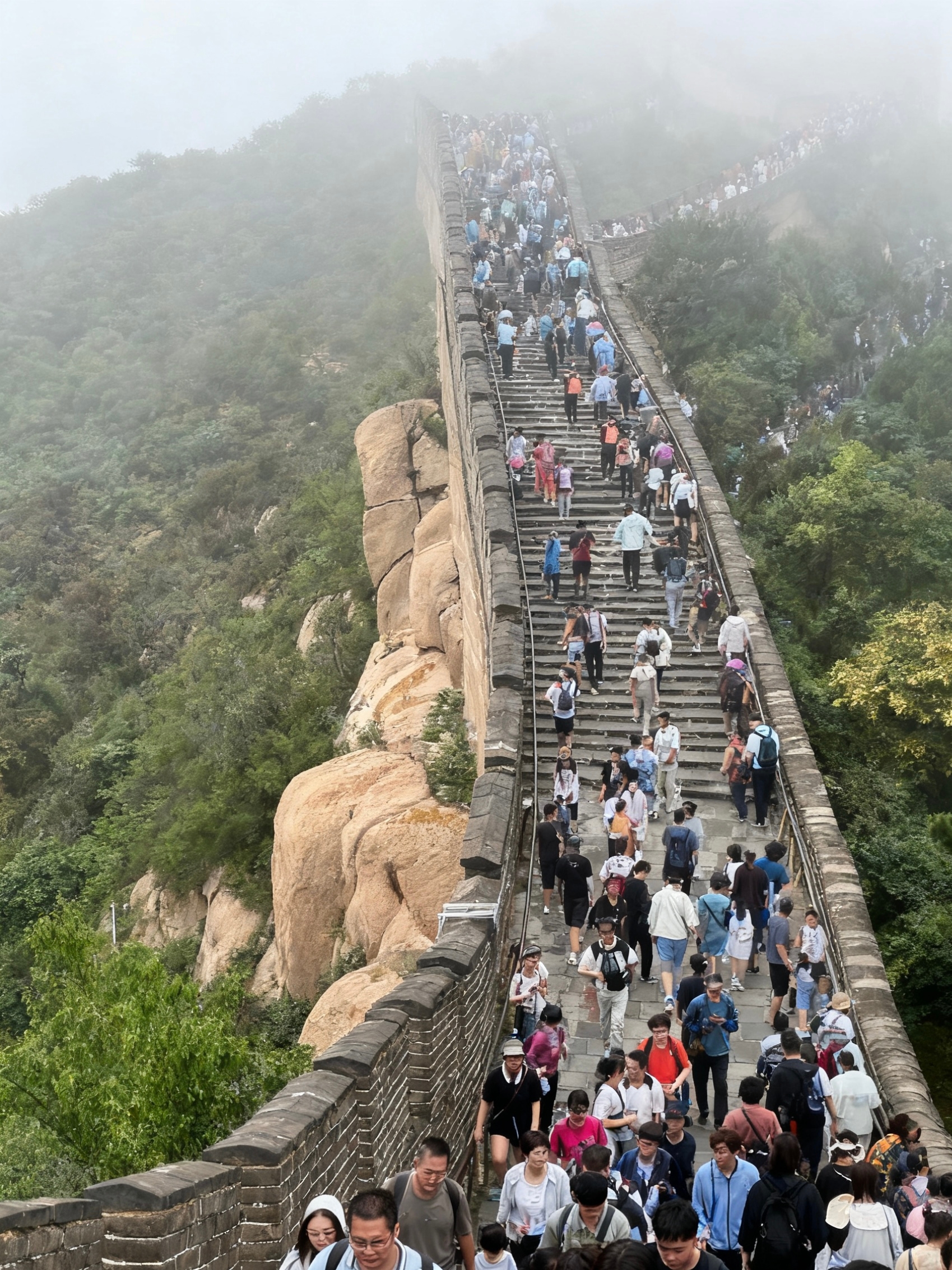 Tembok Besar pada Hari Nasional begitu ramai sampai saya bisa keluar dari tangga 😅 Ingin memotret tembok kota tanpa orang yang lewat di puncaknya, saya harus memegang ponsel untuk menunggu tiga atau lima gelombang orang di depan menjauh, atau bahkan berteriak "pinjamlah", tetapi ketika angin bertiup melewati tembok kota, mengangkat rambut, memandangi punggung bukit yang terus menerus seperti naga raksasa yang berbaring di gunung, perasaan berat seperti itu selama ribuan tahun membuat orang langsung terdiam 🌌
。
🏯 Cara berjalan di objek wisata klasik tanpa membuang tenaga
Badaling terbagi menjadi dua bagian, utara dan selatan. Bagian utara memiliki lereng yang curam tetapi objek wisatanya terkonsentrasi, sementara bagian selatan mulus dan dapat menampung sepertiga lebih sedikit orang. Lantai Delapan Utara wajib dikunjungi, karena menara musuh berada di ketinggian yang lebih tinggi, berdiri di puncak gedung dan memandang ke kejauhan. Lengkungan dan punggung Tembok Besar saling terkait, dan lapisan batanya dihiasi jejak angin dan matahari, yang terasa sangat sensasional saat disentuh. Pemandangan di lantai empat selatan sangat luas, menghadap desa dan tempat parkir di bawah bukit. Atap genteng abu-abu dan dinding kota bata hijau berpadu menciptakan perpaduan lukisan kuno dan modern. Jangan remehkan monumen orang baik. Ada jauh lebih sedikit orang di dinding di sebelah dinding prasasti.
。
🚌 Lalu Lintas Jangan Injak Lubang Ini
Di masa lalu, kota memprioritaskan jalur wisata langsung, yang tidak akan mengambil jalan memutar untuk menarik orang masuk. Turunlah bus di pintu masuk tempat wisata, sehingga Anda tidak perlu berganti kereta untuk memindahkan barang. Jangan percaya pada "mobil cepat" yang menarik orang di pinggir jalan. Sembilan dari sepuluh orang, mereka akan memutar arah ke tempat belanja, menghabiskan setengah jam tanpa berbicara, dan mendengarkan panduan belanja. Bus antar-jemput di area wisata perlu membedakan arah! Ada dua jalur menuju stasiun kereta gantung dan pintu masuk trekking. Tanyakan kepada pengemudi sebelum naik. Jika Anda tidak salah duduk, Anda harus memutar arah. Jangan sampai terjebak di kereta terakhir saat perjalanan pulang. Keterlambatan setengah jam mungkin akan membuat antrean penuh. Lebih baik keluar 10 menit lebih awal untuk beristirahat dan menunggu bus.
。
🚶 Rute perjalanan tidak akan memutar arah seperti ini
1. Versi santai (cocok untuk lansia dan anak-anak): Naik kereta gantung ke lantai tujuh utara, berjalan kaki sebentar ke lantai delapan utara untuk check-in, lalu dari lantai enam utara turun dengan perosotan. Seluruh proses tidak perlu naik, pemandangan inti tetap terlihat. 2. Versi pendakian (kekuatan fisik dapat diterima): Panjat perlahan dari lantai satu utara, teruskan hingga lantai delapan utara, lalu kembali ke lantai empat utara, belok ke lantai selatan untuk melewati dua atau tiga menara musuh, lalu keluar dari selatan. Karakteristik bagian utara dan selatan dapat diseimbangkan.
3. Versi kompromi (waktu terbatas): Panjat hanya bagian utara dari lantai satu utara hingga lantai enam utara. Bagian menara musuh ini memiliki bentuk yang berbeda-beda, beberapa dengan pos pengamatan, beberapa dengan lubang tembak, pemandangan yang padat tidak terlalu melelahkan, sehingga dapat menghindari puncak keramaian di lantai delapan utara.
。
📸 Tempat foto tersembunyi
- Benteng dari lantai lima hingga lantai enam utara: berdirilah menyamping di samping tumpukan batu bata agar rekan-rekan dapat mengambil bayangan samping. Latar belakangnya cukup untuk membingkai lengkungan Tembok Besar, menghindari keramaian orang di depan, dan suasananya langsung terasa penuh. - Peron lantai tiga selatan: membelakangi kamera untuk mengambil gambar. Tembok kota di belakang Anda membentang hingga ke puncak bukit yang jauh, senada dengan awan di langit. Layarnya sangat dalam, lingkaran hitam di rambut tidak perlu diedit.
- Dek Observasi Stasiun Bawah Kereta Kabel: Pergilah untuk mengambil gambar sebelum pukul 9 pagi saat cahaya redup. Anda dapat menikmati pemandangan panorama sebagian besar Tembok Besar. Bayangan tembok kota sangat jelas, sepuluh kali lebih indah daripada cahaya yang kuat di siang hari.
。
🍜 Hidangan khas setempat
Sosis dan jagung bakar di tempat wisata ini hanya bisa mengenyangkan perut, dan rasanya biasa saja. Lebih baik membawa roti dan dendeng sapi sendiri. Setelah meninggalkan tempat wisata yang indah, Anda akan menemukan rumah pertanian. Ayam rebus wajib dipesan. Dagingnya empuk dan berbumbu, kuahnya dicelupkan ke dalam ketan yang siap disantap. Aromanya harum dan siap menjilati piring. 🍲 Jangan lewatkan kedai kecil di pinggir jalan yang menawarkan keledai guling, nasi ketan yang dibalut tepung kacang kuning, teksturnya lengket dan manisnya pas, tidak berminyak. Jika berkunjung di musim gugur dan musim dingin, rasa lelah mendaki akan langsung terobati dengan semangkuk bubur millet hangat dengan kecap.
。
💡 Tips Praktis
1. Perbedaan suhu di Hari Nasional sangat besar! Mengenakan jaket tipis tetap terasa sejuk di pagi hari, berkeringat saat matahari bersinar di siang hari, mengenakan kaus lengan panjang yang mudah dilepas sangatlah cocok, dan dapat diikatkan di pinggang sebagai hiasan saat cuaca panas.
2. Tangganya curam dan sempit, banyak juga yang tinggi dan rendah, pastikan untuk memakai sepatu kets anti selip! Jangan pernah memakai sandal atau sepatu kulit. Sangat berbahaya jika kaki terpeleset saat naik turun tangga⚠️
3. Jangan membeli "cinderamata Tembok Besar" di pinggir jalan, kebanyakan berupa gantungan kunci, perabotan, dan barang-barang produksi massal tanpa ciri khas. Lebih baik pergi ke toko-toko tua di kota untuk memilih barang-barang khas.
4. Air dan makanan di area wisata ini tidak murah. Bawalah termos Anda sendiri. Tersedia air panas gratis di pintu masuk. Sangat nyaman untuk minum air panas saat Anda lelah mendaki.