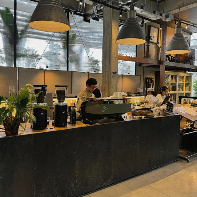 🏭🌿방콕의 산업풍 카페, 피콜로 비콜로에서 발견한 특별한 공간