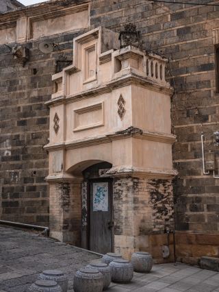 So với Lệ Giang, tôi bị cuốn hút bởi thị trấn cổ này hơn, một nơi từng nổi tiếng với cộng đồng người Hoa ở nước ngoài, từng là trung tâm của các hoạt động nhộn nhịp trên lưng ngựa.