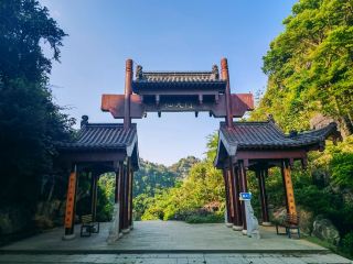 Explore the mystery of Baxian Tianchi in Wuxuan and experience the beauty of this fairyland!