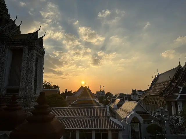 湄南河遊船這樣玩 大皇宮與鄭王廟．湄南河畔的金色夕陽