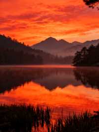 江西廬山：瀑布從雲端跌落山谷，雲霧漫過石階時，一步一景
