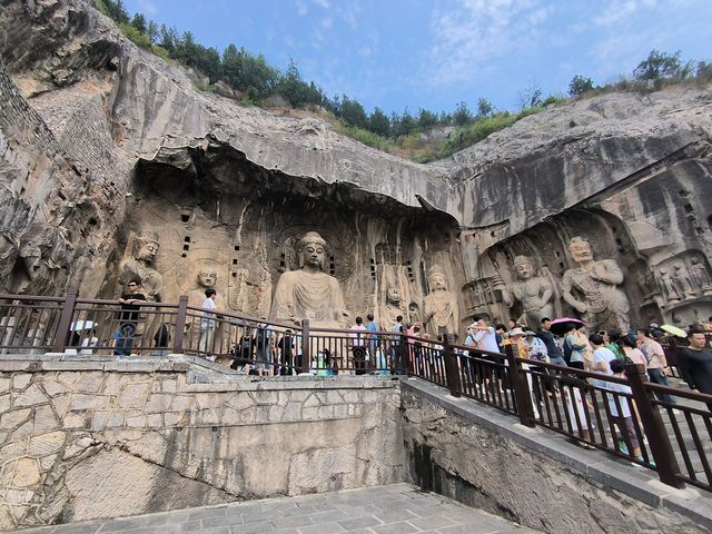 伊闕山水，龍門石窟