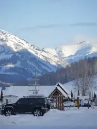 禾木的雪在發光|民宿把雪山鑲進了窗台