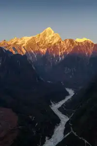 貢嘎群峰之愛德嘉：野蠻巨峰