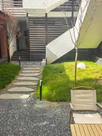 睡進玉龍雪山畫框裡這家設計師民宿也太絕了!