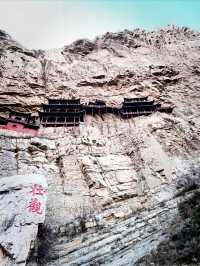 一座被懸掛在懸崖峭壁上的古寺