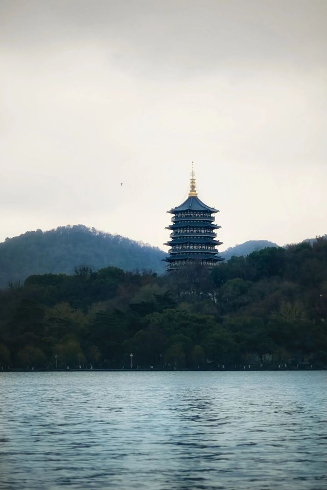 陰天的西湖霧濛濛|Trip.com 杭州