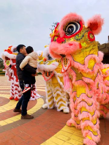 Hidden gem for a Spring Festival family outing: visit the Beautiful World to feed animals, soak in hot springs, and watch the grand circus