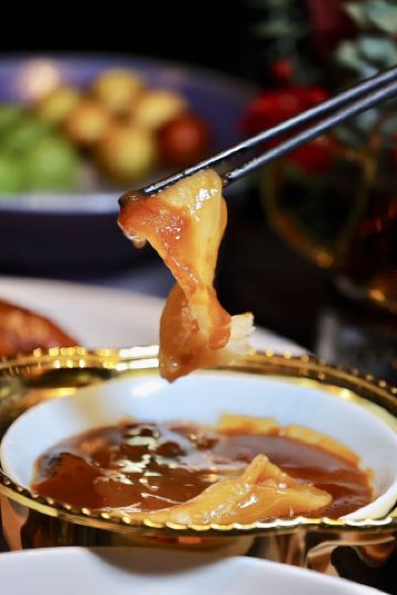 Invite your friends here!! It's such a great place for small gatherings with friends~