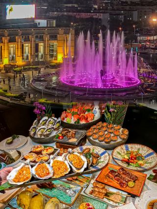 Bring your 256G stomach and enjoy a panoramic view of Jinan's dazzling seafood feast until you're stuffed!