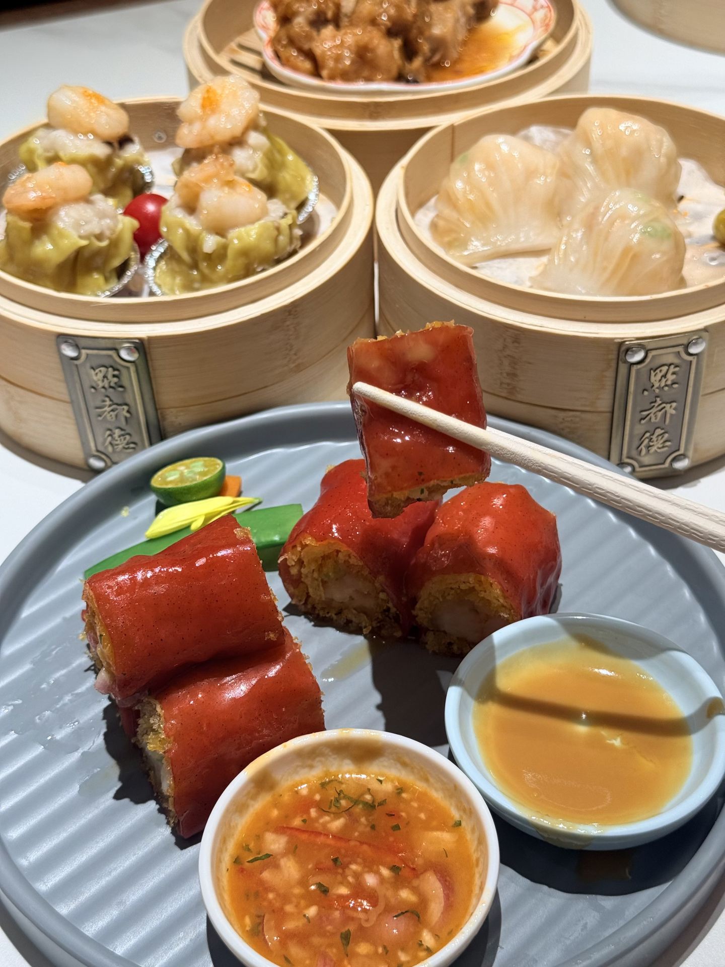 It's so delicious! It really lives up to the strong recommendation from my Cantonese friends for this Cantonese dim sum spot!!
The kitchen is completely open and visible.
Kneading the dough, wrapping the dumplings, and putting them in the steamer.
You can see every step clearly 👀
The service is also great 👍🏻
🥟 Signature shrimp dumplings
The skin is thin and translucent, and the filling is very generous with huge shrimp. Each bite is bouncy and chewy with a rich texture~
🌯 Crispy red rice rolls
You must order this!!! The red rice roll skin is soft and chewy, wrapped around crispy fried bits and plump shrimp. Dip it in the special sauce for a super satisfying bite 🥰
🥢 Liwan boat congee 🥣
This is a staple of Cantonese dim sum. It's packed with ingredients, including fresh shrimp + egg strips + peanuts + fried dough sticks. It tastes so fresh—drink it while it's hot!
🥧 Helpful tips:
❥ During the 717 event, all dim sum is 23% off! Top up and get 23% off! The chef will teach you how to make dim sum! Check in to participate in the lucky draw 👏🏻
❥ The dim sum 🥧 prices are very reasonable, and the portions are generous. You can start by ordering a few items and add more if you need to 👌🏻