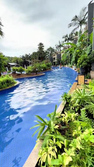Didn't want to leave! This swim-up pool + water park combo is absolutely incredible! Intro: Seriously, you guys! I originally booked this hotel just because I could "