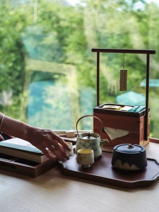 Huizhou Longmen | A room for slowing down: bamboo forest outside the window, a cup of tea on the desk