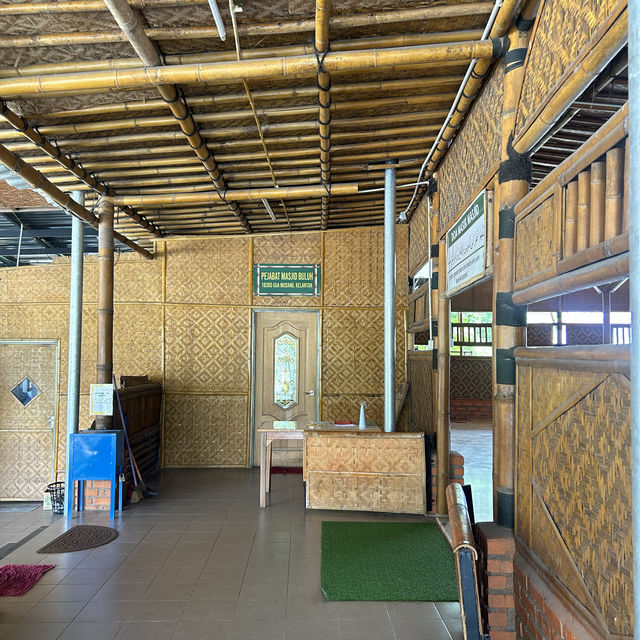 採用天然竹子建蓋的清真教堂 🕌️