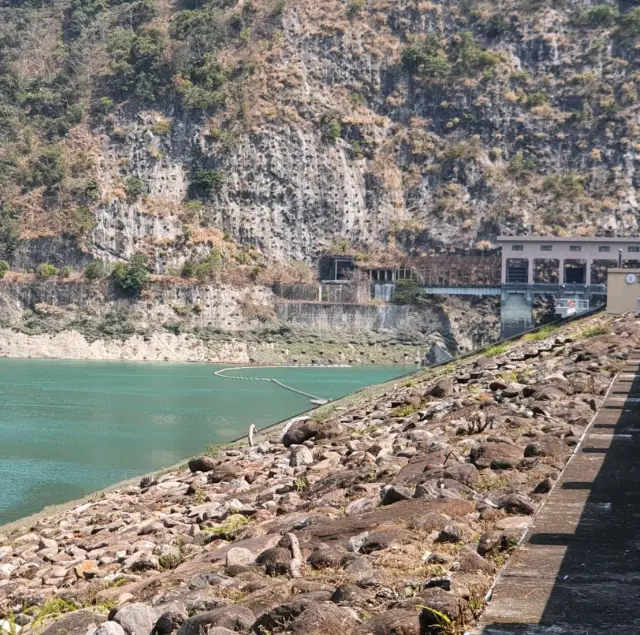 南投山谷間碧綠水庫【明潭水庫】