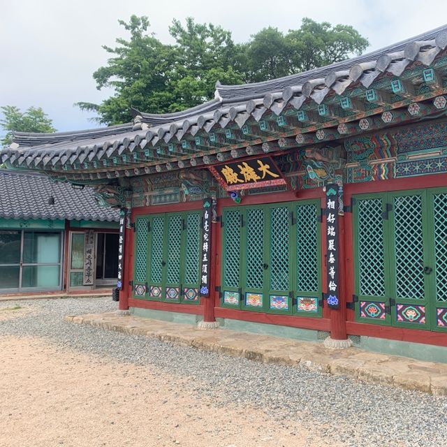수로왕과 그의 아내 허왕후의 영정을 봉안되어 있는 해은사