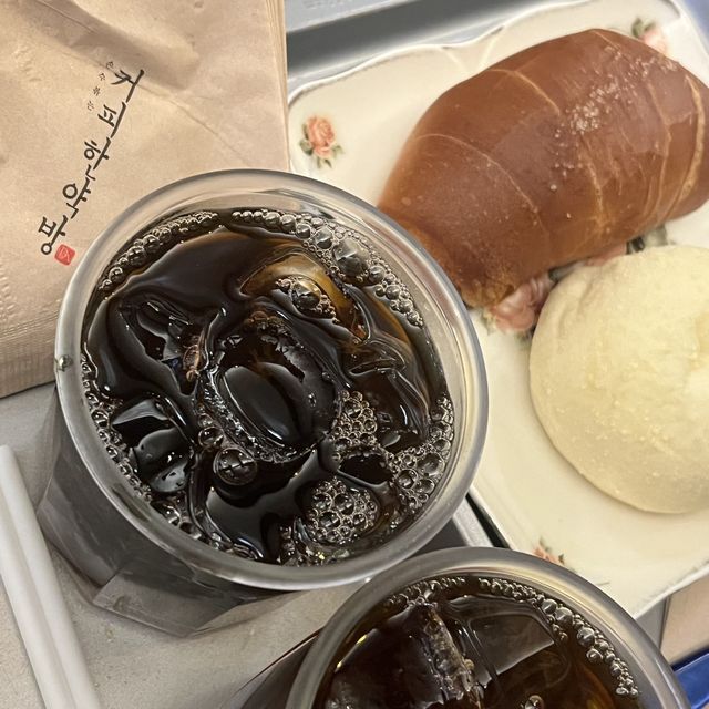 ✨힙지로 핫한 MZ감성 카페 ✨ - 커피 한약방 , 옛스러움을 느낄 수 있는