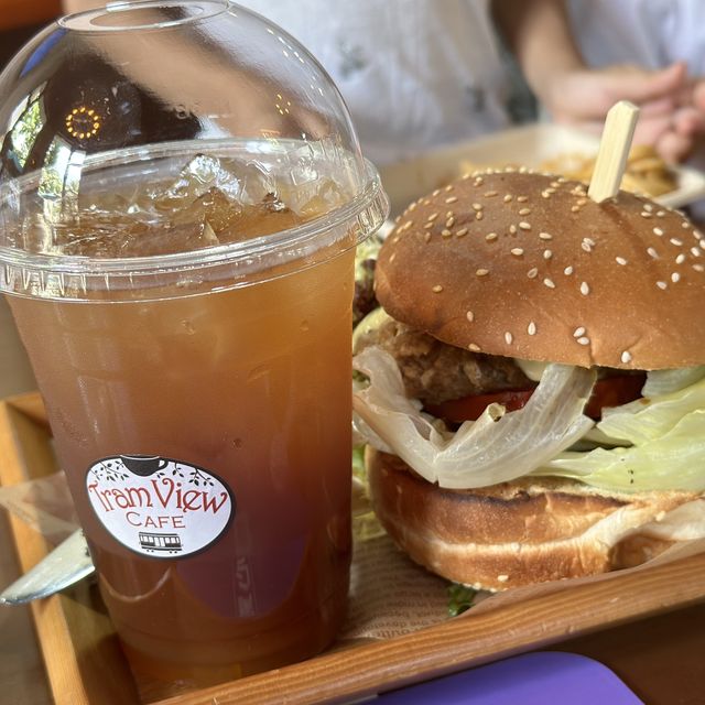🚠 Tram View Café: 山頂纜車站旁的美食 🚠