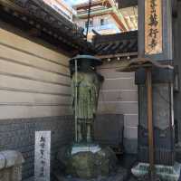 繁華街にある立派なお寺【萬行寺】