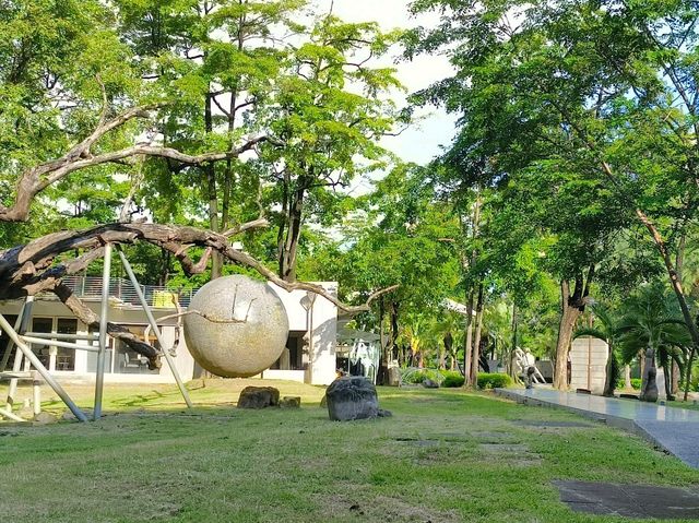 高雄前金-下棋乘涼走迷宮|中央公園|（像渡假村的超大型公園）