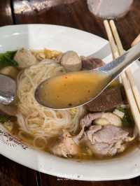 โรงกลั่นเนื้อ ร้านก๋วยเตี๋ยวเนื้อคิวยาวบนถนนทรงวาด