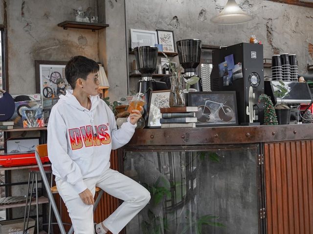 Vanvela Cafe’ & Space คาเฟ่สไตล์ Loft ปูนเปลือย