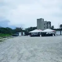 在藍天大海相伴下飆沙，天空之鏡沙灘車