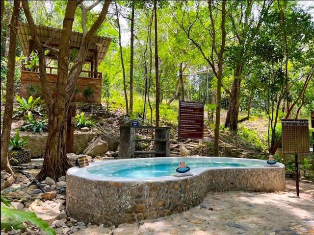 • บ่อน้ำแร่ร้อนพรรั้ง สัมผัสธรรมชาติ 🌳🍃